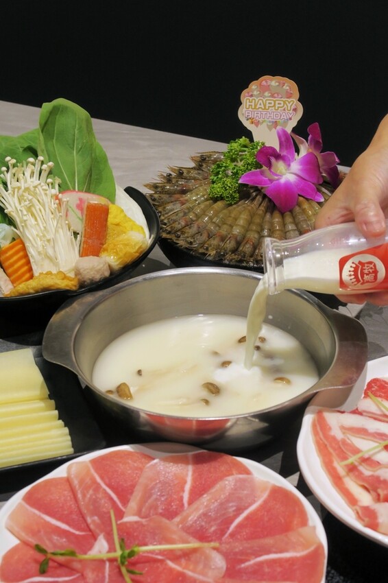 【哈肉鍋】冰淇淋飲料自助吧無限享用~高雄家樂福美食肉多多的個人麻辣鍋、個人牛奶鍋