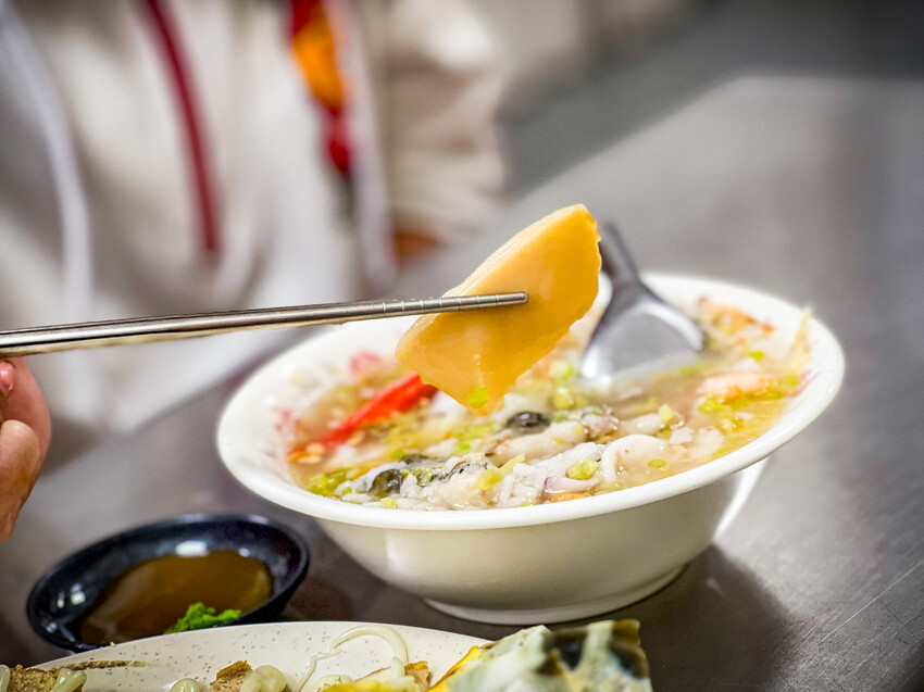 台南市中西區禿頭老爹鮑魚海產粥|深夜限定!店名很有趣的現煮海產粥老店