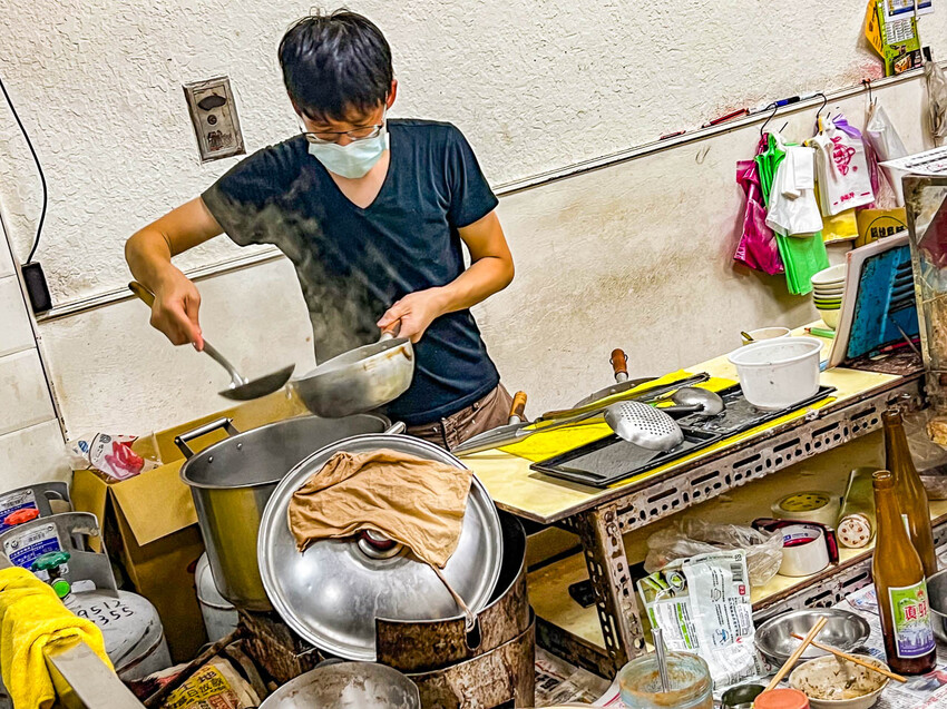 台南市中西區禿頭老爹鮑魚海產粥|深夜限定!店名很有趣的現煮海產粥老店