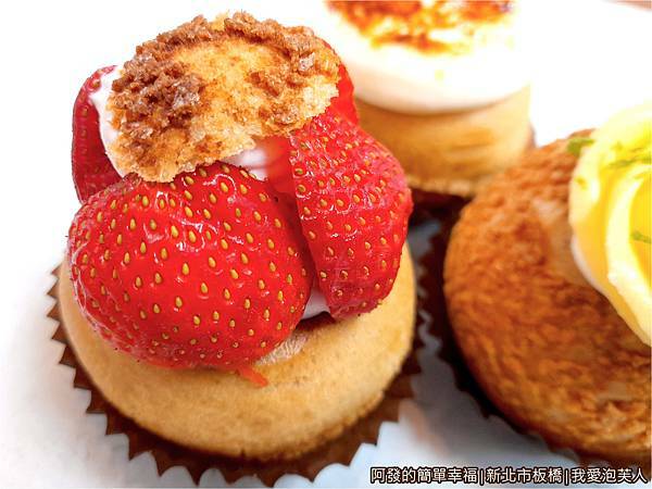 我愛泡芙人15-草莓世界泡芙.jpg