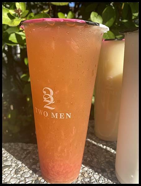 【大里飲料推薦】台中全新飲料品牌~🍹🍹【TWO MEN 22 吐MEN輕食飲品咖啡】走過、路過，千萬