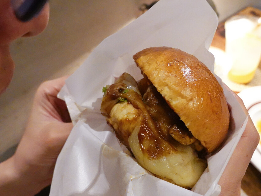 台北市信義區台北信義—青春漢堡 · Aoharu Burger|不訂位吃不到!隱藏在信義巷弄中的日式洋食漢堡店|世貿、101、瓏山林