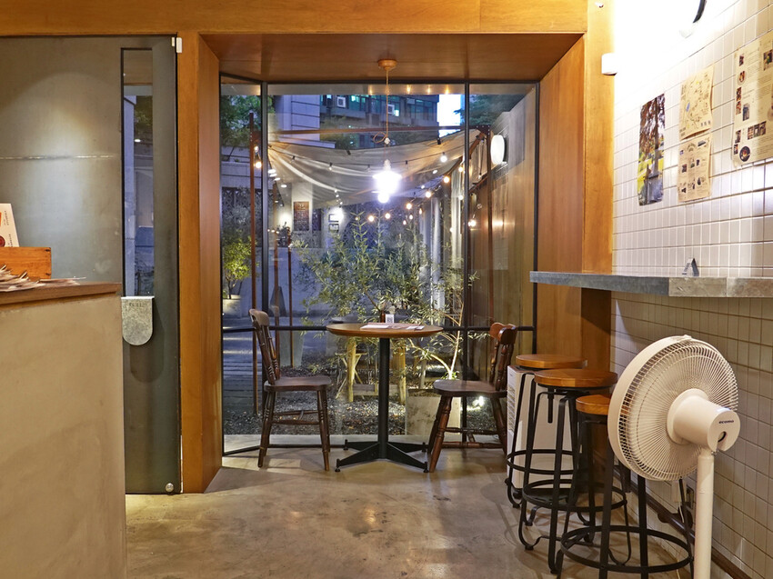 台北市信義區台北信義—青春漢堡 · Aoharu Burger|不訂位吃不到!隱藏在信義巷弄中的日式洋食漢堡店|世貿、101、瓏山林