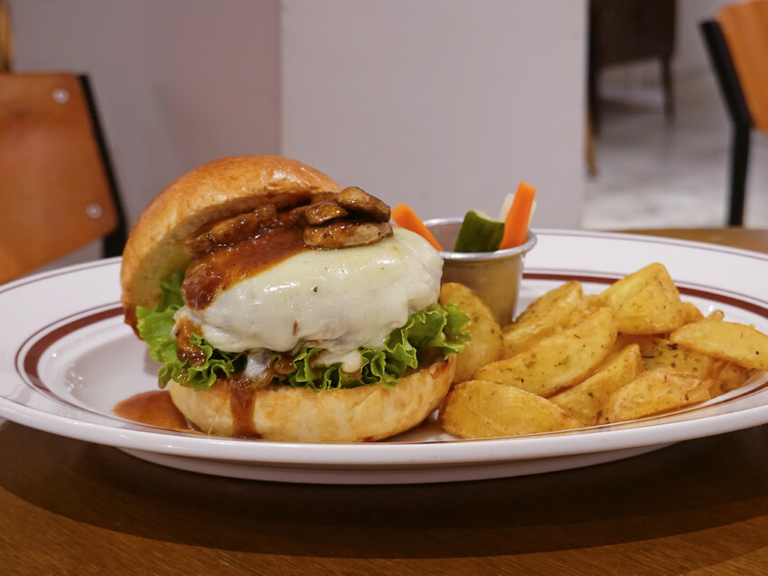 台北市信義區台北信義—青春漢堡 · Aoharu Burger|不訂位吃不到!隱藏在信義巷弄中的日式洋食漢堡店|世貿、101、瓏山林