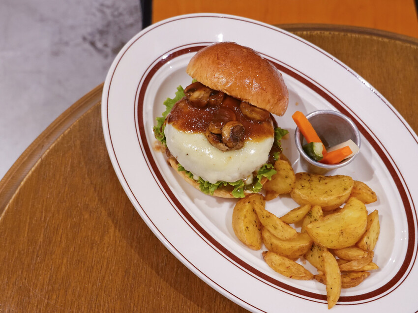 台北市信義區台北信義—青春漢堡 · Aoharu Burger|不訂位吃不到!隱藏在信義巷弄中的日式洋食漢堡店|世貿、101、瓏山林