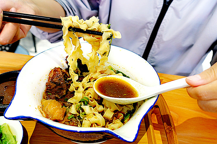 今天下班吃什麼|瘋拌麵 FUN NOODLE | 試營運|貓咪主題|網紅牆|會呼吸的麵