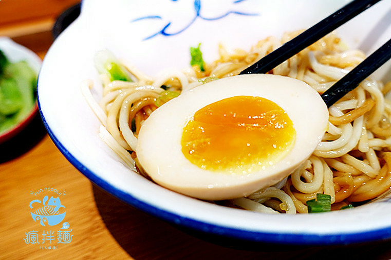 今天下班吃什麼|瘋拌麵 FUN NOODLE | 試營運|貓咪主題|網紅牆|會呼吸的麵