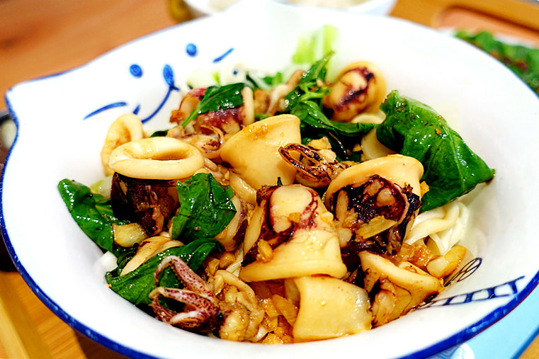 今天下班吃什麼|瘋拌麵 FUN NOODLE | 試營運|貓咪主題|網紅牆|會呼吸的麵