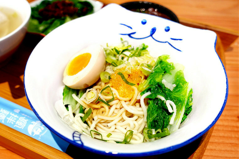 今天下班吃什麼|瘋拌麵 FUN NOODLE | 試營運|貓咪主題|網紅牆|會呼吸的麵