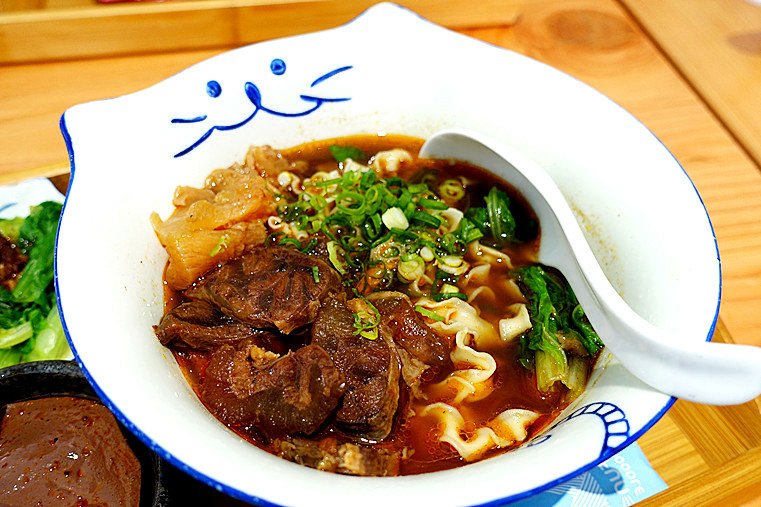 今天下班吃什麼|瘋拌麵 FUN NOODLE | 試營運|貓咪主題|網紅牆|會呼吸的麵