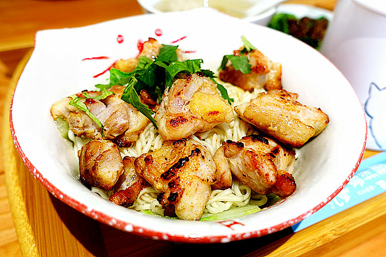 今天下班吃什麼|瘋拌麵 FUN NOODLE | 試營運|貓咪主題|網紅牆|會呼吸的麵