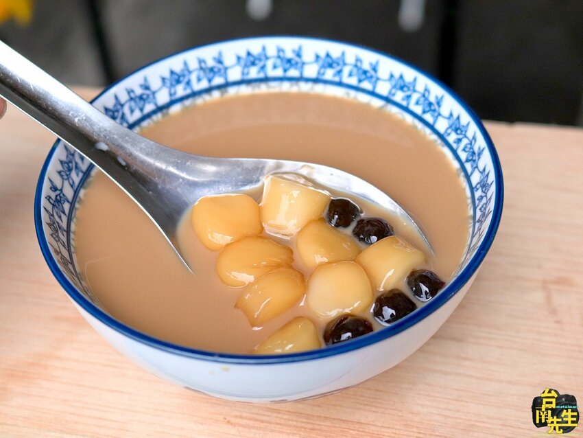 台南甜湯／還沒開門就排隊／使用台糖二砂及新南糖廠黑糖／不使用任何化學調味劑／冬季期間限定甜湯／料多實在每一口都是幸福