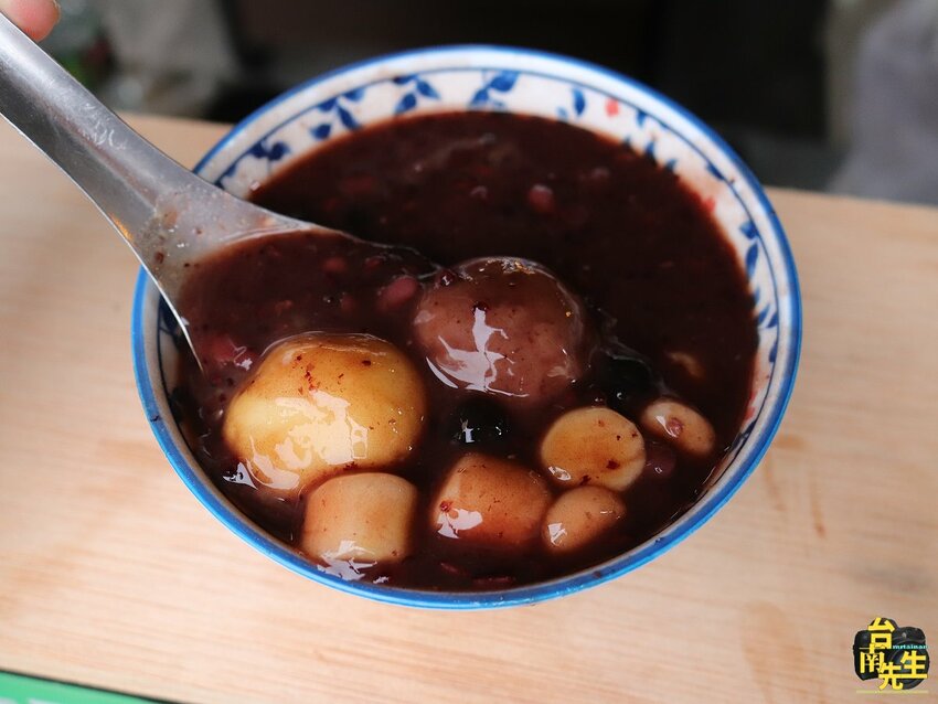 台南甜湯／還沒開門就排隊／使用台糖二砂及新南糖廠黑糖／不使用任何化學調味劑／冬季期間限定甜湯／料多實在每一口都是幸福