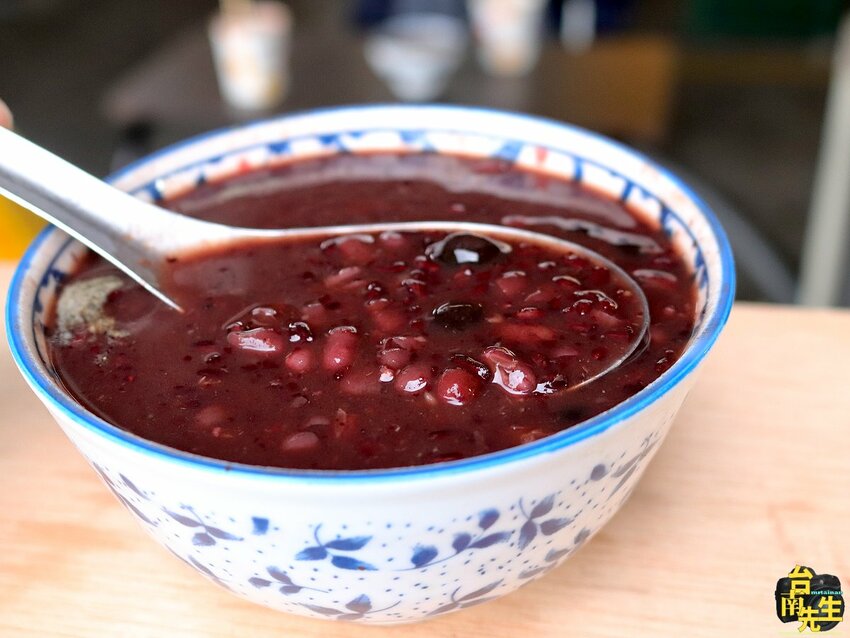 台南甜湯／還沒開門就排隊／使用台糖二砂及新南糖廠黑糖／不使用任何化學調味劑／冬季期間限定甜湯／料多實在每一口都是幸福