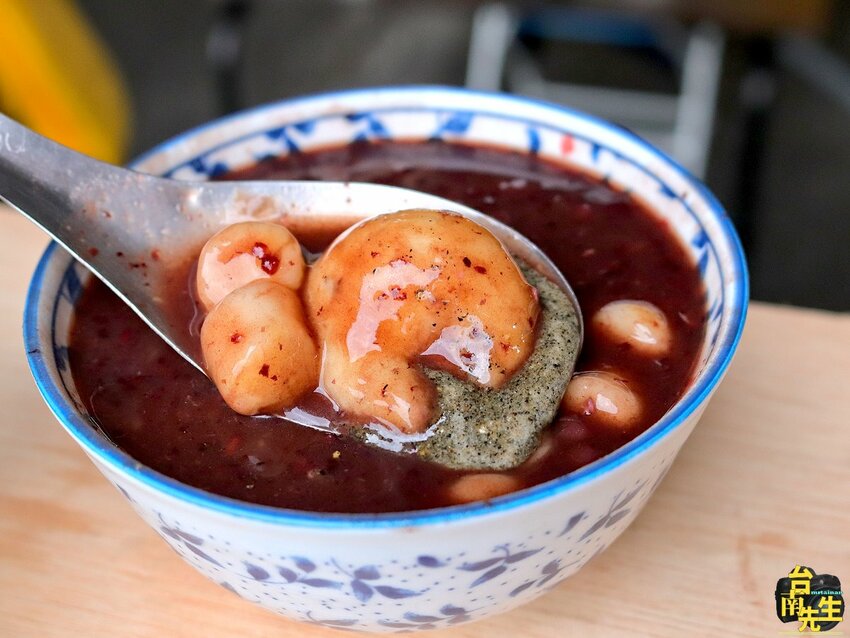 台南甜湯／還沒開門就排隊／使用台糖二砂及新南糖廠黑糖／不使用任何化學調味劑／冬季期間限定甜湯／料多實在每一口都是幸福