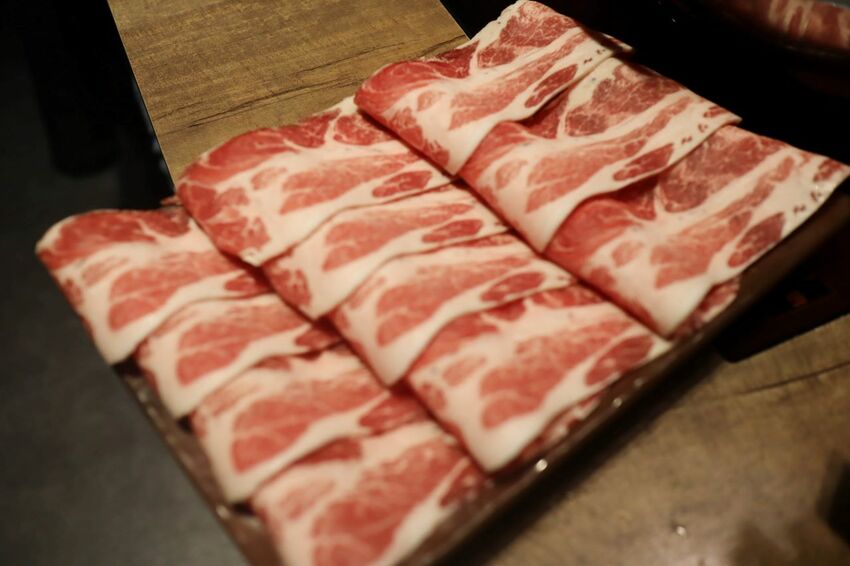 板橋新開幕火鍋店就在耶誕城旁,水母缸整個吸引了小朋友目光啦~