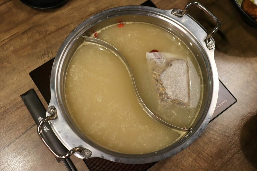 板橋新開幕火鍋店就在耶誕城旁,水母缸整個吸引了小朋友目光啦~