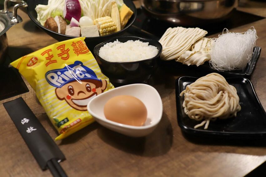 板橋新開幕火鍋店就在耶誕城旁,水母缸整個吸引了小朋友目光啦~