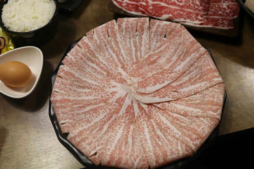 板橋新開幕火鍋店就在耶誕城旁,水母缸整個吸引了小朋友目光啦~