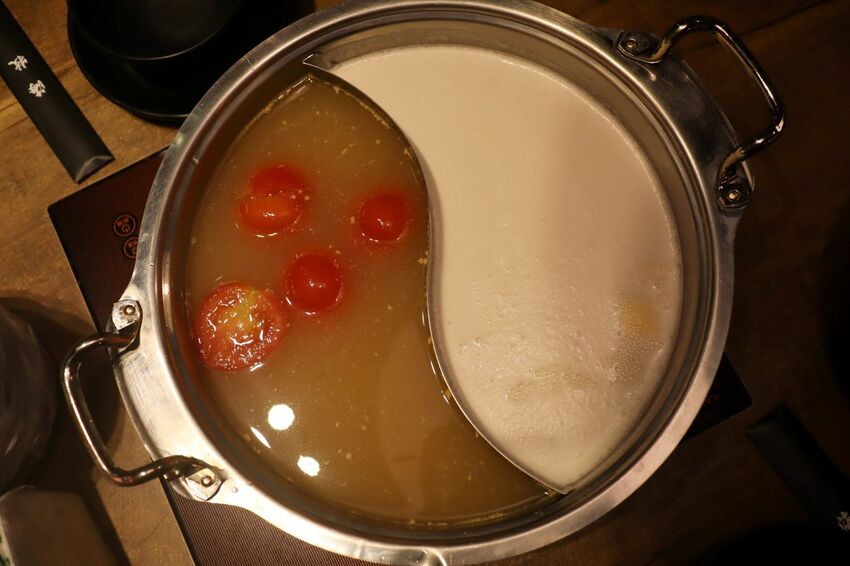 板橋新開幕火鍋店就在耶誕城旁,水母缸整個吸引了小朋友目光啦~