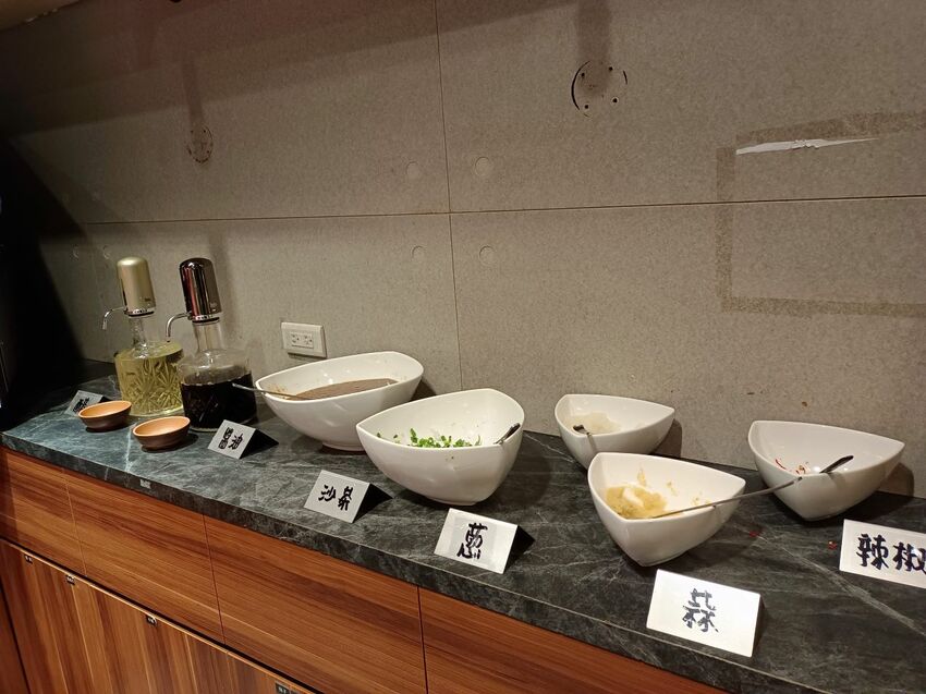 板橋新開幕火鍋店就在耶誕城旁,水母缸整個吸引了小朋友目光啦~