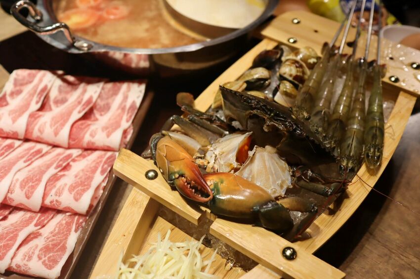 板橋新開幕火鍋店就在耶誕城旁,水母缸整個吸引了小朋友目光啦~