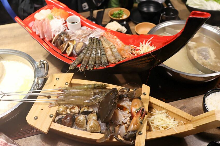 板橋新開幕火鍋店就在耶誕城旁,水母缸整個吸引了小朋友目光啦~