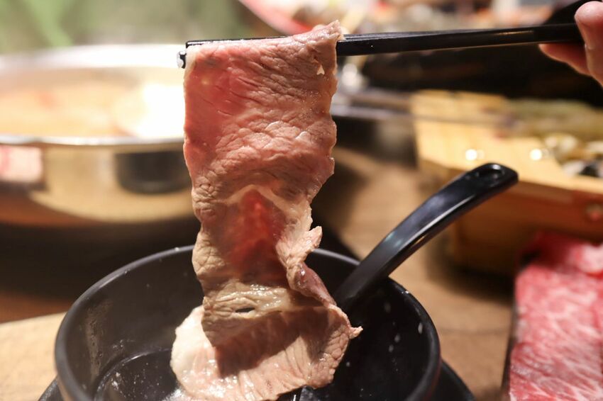 板橋新開幕火鍋店就在耶誕城旁,水母缸整個吸引了小朋友目光啦~