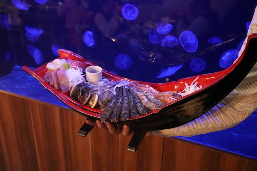 板橋新開幕火鍋店就在耶誕城旁,水母缸整個吸引了小朋友目光啦~