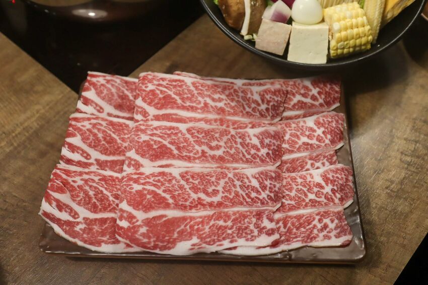 板橋新開幕火鍋店就在耶誕城旁,水母缸整個吸引了小朋友目光啦~