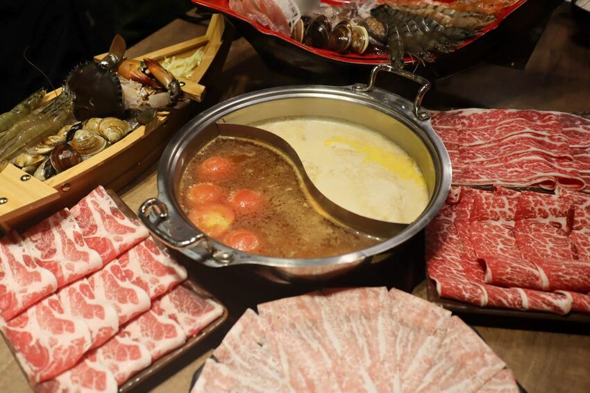 板橋新開幕火鍋店就在耶誕城旁,水母缸整個吸引了小朋友目光啦~