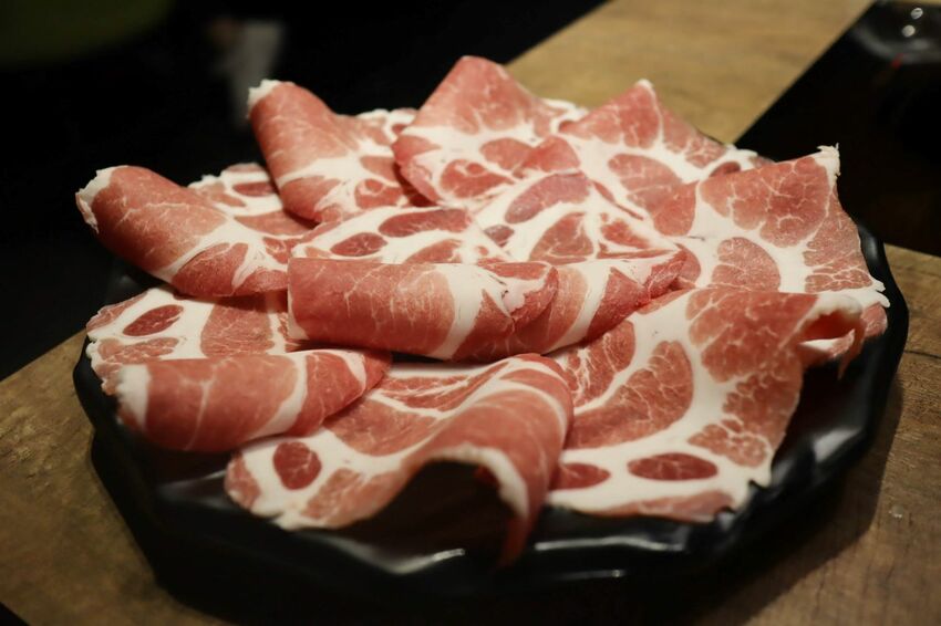 板橋新開幕火鍋店就在耶誕城旁,水母缸整個吸引了小朋友目光啦~