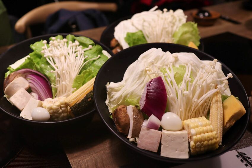 板橋新開幕火鍋店就在耶誕城旁,水母缸整個吸引了小朋友目光啦~