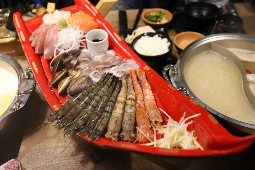 板橋新開幕火鍋店就在耶誕城旁,水母缸整個吸引了小朋友目光啦~