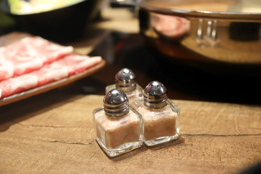 板橋新開幕火鍋店就在耶誕城旁,水母缸整個吸引了小朋友目光啦~