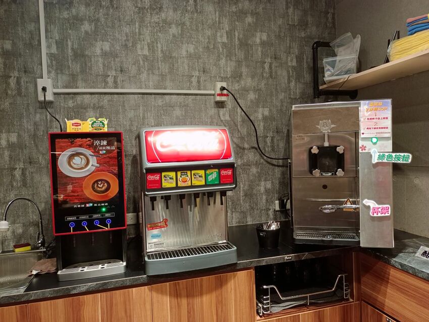 板橋新開幕火鍋店就在耶誕城旁,水母缸整個吸引了小朋友目光啦~