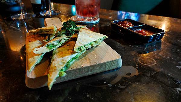 台北.中山-華燈初上條通夜未眠，到From A跟姊妹聊聊最近想想未來~林森北路巷弄間的舒適小店