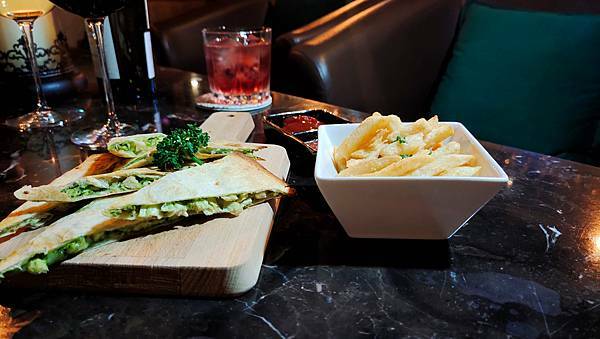 台北.中山-華燈初上條通夜未眠，到From A跟姊妹聊聊最近想想未來~林森北路巷弄間的舒適小店