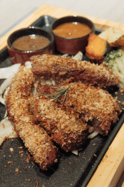 超多元自助吧&濕式熟成翼板牛！主餐還沒來就吃好飽！米塔炙燒牛排專門店-夢時代 - 林非帶你飛