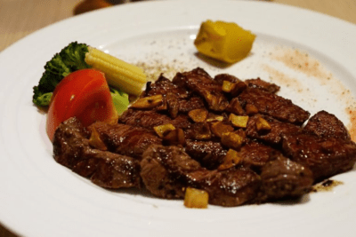 超多元自助吧&濕式熟成翼板牛！主餐還沒來就吃好飽！米塔炙燒牛排專門店-夢時代 - 林非帶你飛