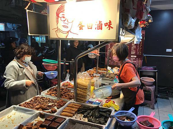 （台北橋）三重老字號排隊滷味 招牌蛋白、台北少見天梯 這裡吃得到-蛋白滷味