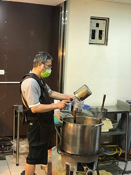 （台北橋）三重老字號排隊滷味 招牌蛋白、台北少見天梯 這裡吃得到-蛋白滷味