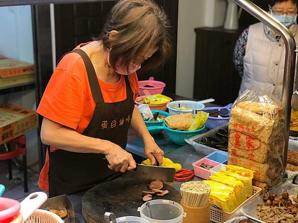 （台北橋）三重老字號排隊滷味 招牌蛋白、台北少見天梯 這裡吃得到-蛋白滷味