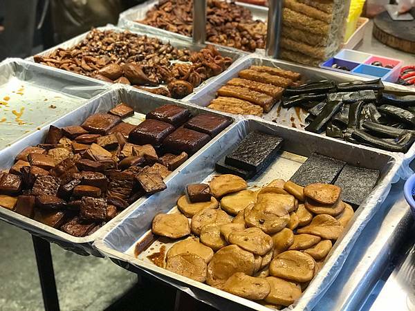 （台北橋）三重老字號排隊滷味 招牌蛋白、台北少見天梯 這裡吃得到-蛋白滷味