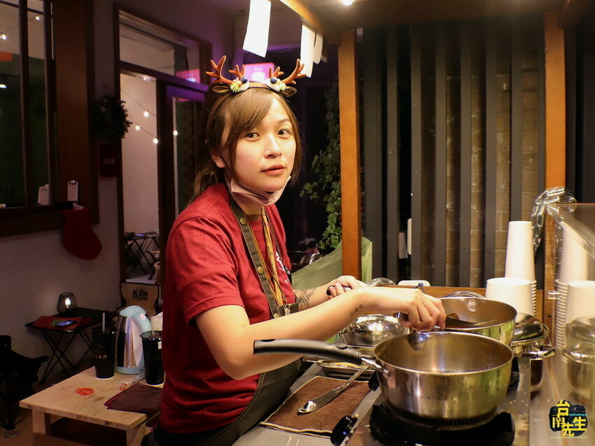 台南麻辣鴨血臭豆腐／從市場擺攤賣到開店面／在地飄香近20年／每日限量晚來吃不到／全台南最會排隊的麻辣鴨血／真空包裝在家也能輕鬆吃