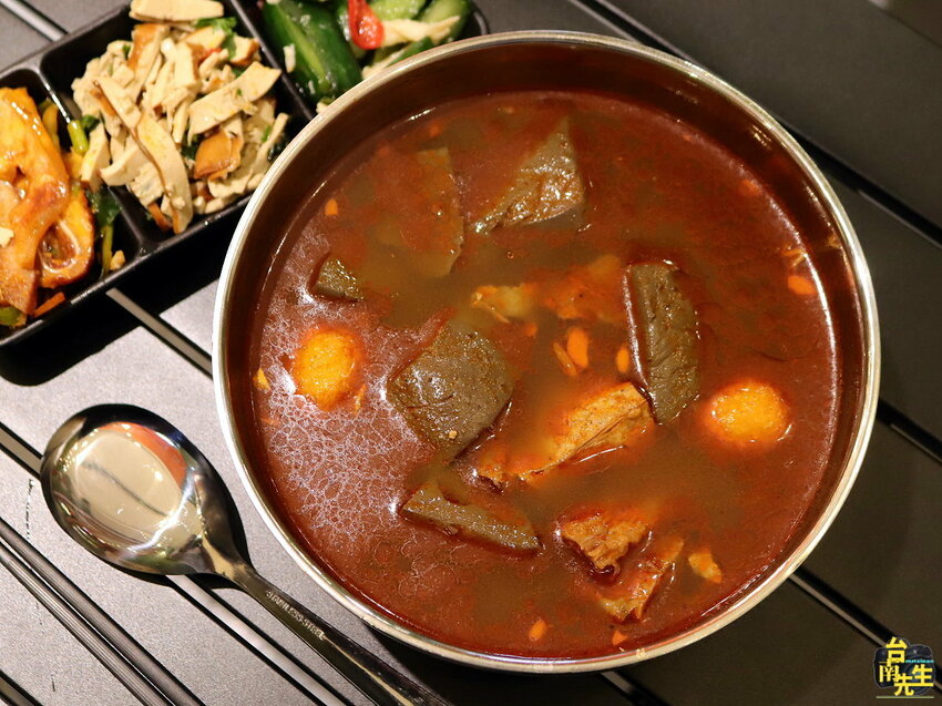 台南麻辣鴨血臭豆腐／從市場擺攤賣到開店面／在地飄香近20年／每日限量晚來吃不到／全台南最會排隊的麻辣鴨血／真空包裝在家也能輕鬆吃