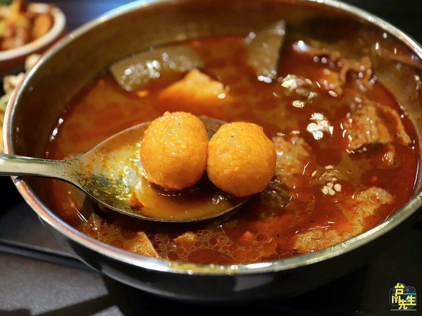 台南麻辣鴨血臭豆腐／從市場擺攤賣到開店面／在地飄香近20年／每日限量晚來吃不到／全台南最會排隊的麻辣鴨血／真空包裝在家也能輕鬆吃