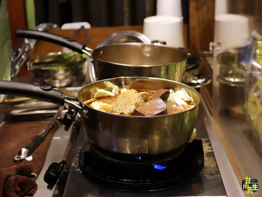 台南麻辣鴨血臭豆腐／從市場擺攤賣到開店面／在地飄香近20年／每日限量晚來吃不到／全台南最會排隊的麻辣鴨血／真空包裝在家也能輕鬆吃