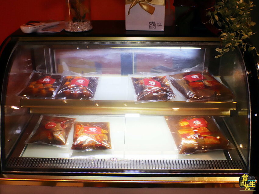 台南麻辣鴨血臭豆腐／從市場擺攤賣到開店面／在地飄香近20年／每日限量晚來吃不到／全台南最會排隊的麻辣鴨血／真空包裝在家也能輕鬆吃