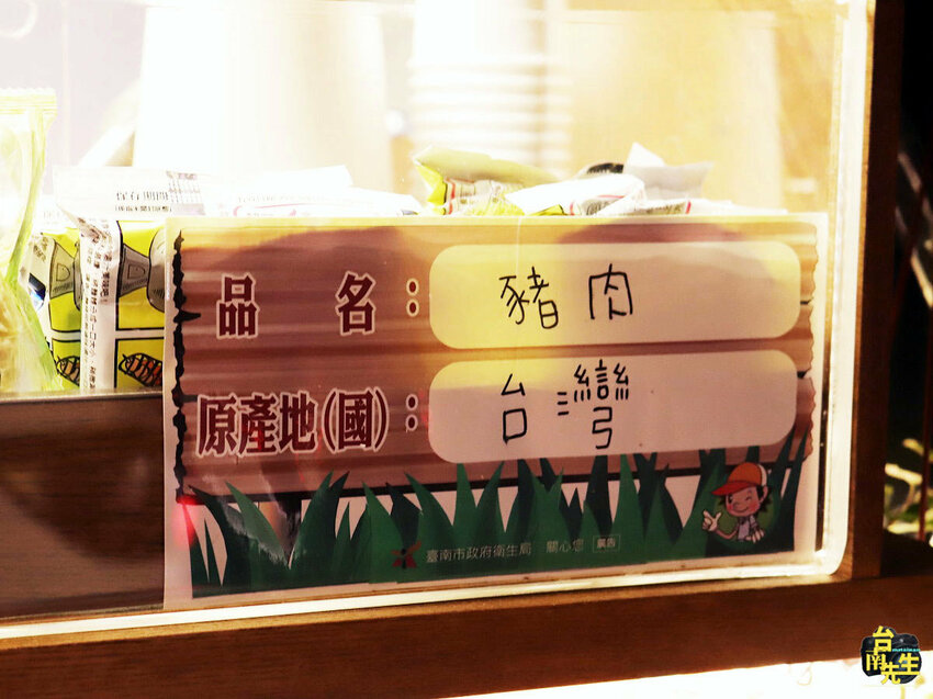 台南麻辣鴨血臭豆腐／從市場擺攤賣到開店面／在地飄香近20年／每日限量晚來吃不到／全台南最會排隊的麻辣鴨血／真空包裝在家也能輕鬆吃